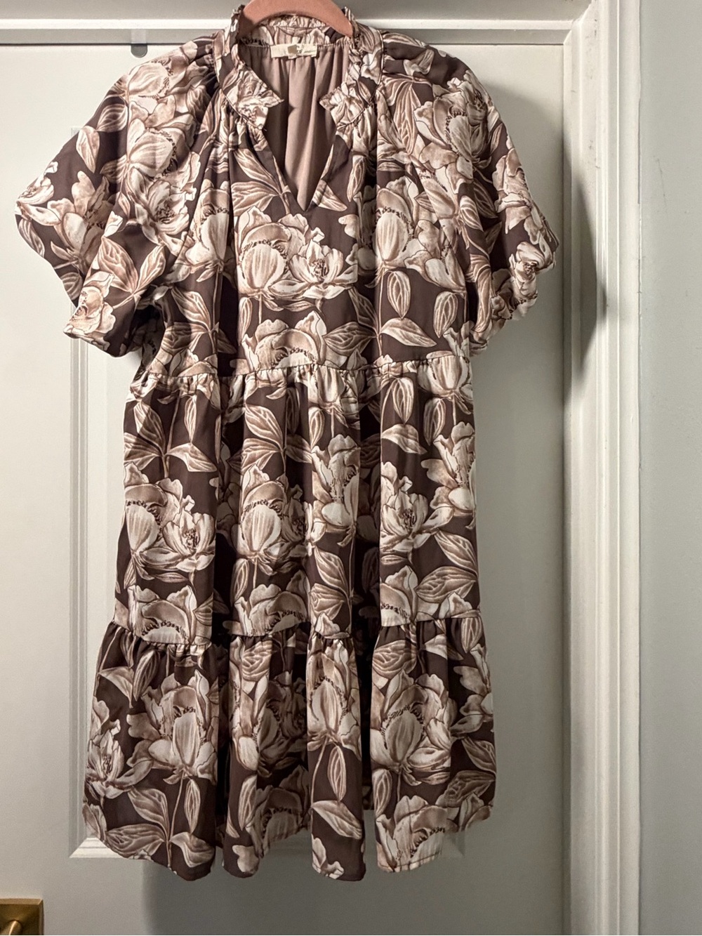 Entro Fall Floral Tiered V-Neck Dress in Taupe and Cream size small like new